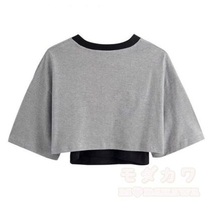 T-Shirt mit gotischem Buchstabenprint, Stufenrock mit Kettenrüschen - image 3
