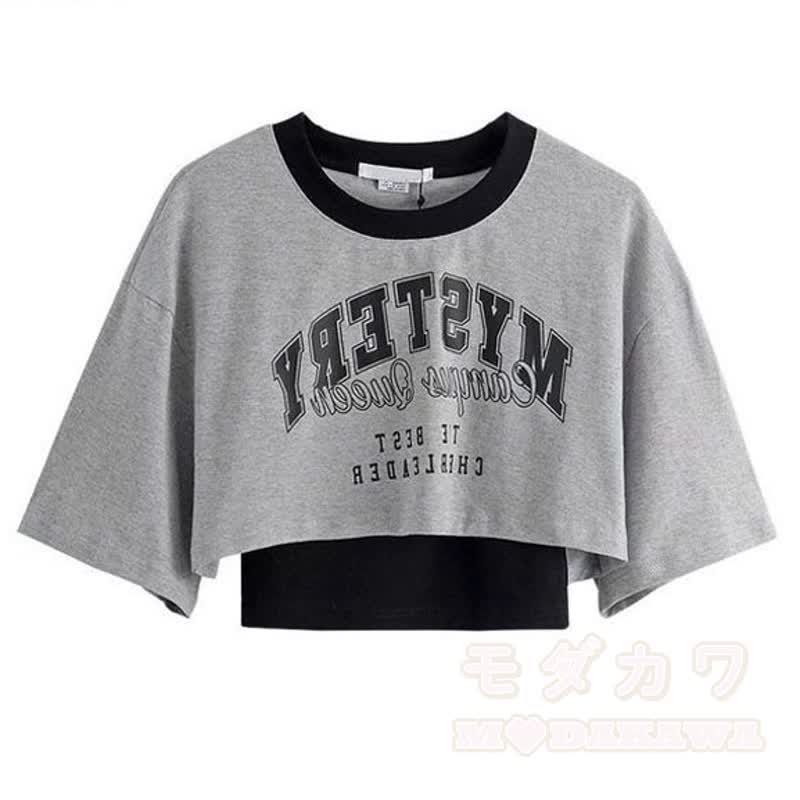 T-Shirt mit gotischem Buchstabenprint, Stufenrock mit Kettenrüschen - Graues Oberteil - 2XL - image 2