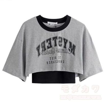 T-Shirt mit gotischem Buchstabenprint, Stufenrock mit Kettenrüschen - Graues Oberteil - 2XL - image 2