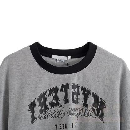 T-Shirt mit gotischem Buchstabenprint, Stufenrock mit Kettenrüschen - image 6