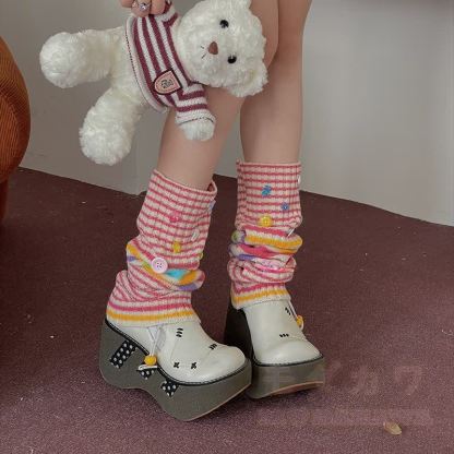 Bunte, gestreifte Stricksocken im Harajuku-Stil mit Knöpfen - image 5