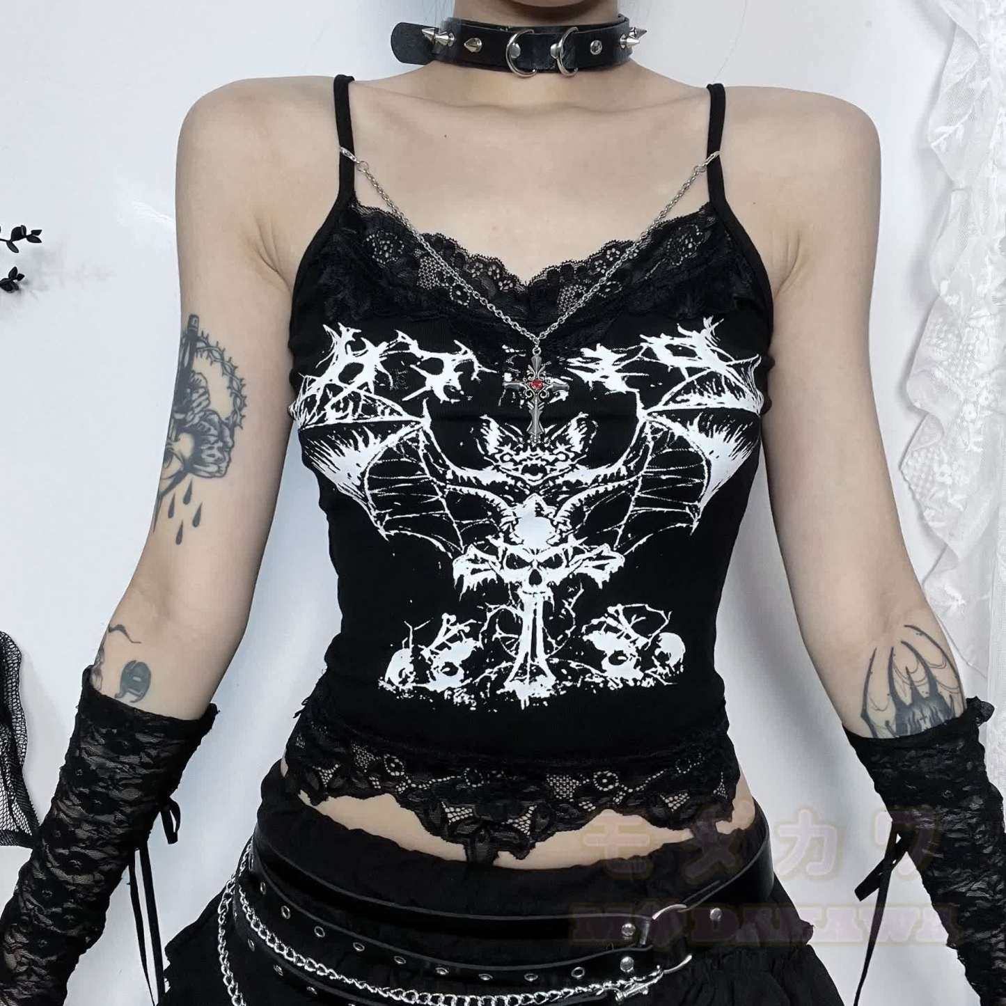 Gothic-Cami-Top mit schwarzem Fledermausprint und Kettenriemen - image 3