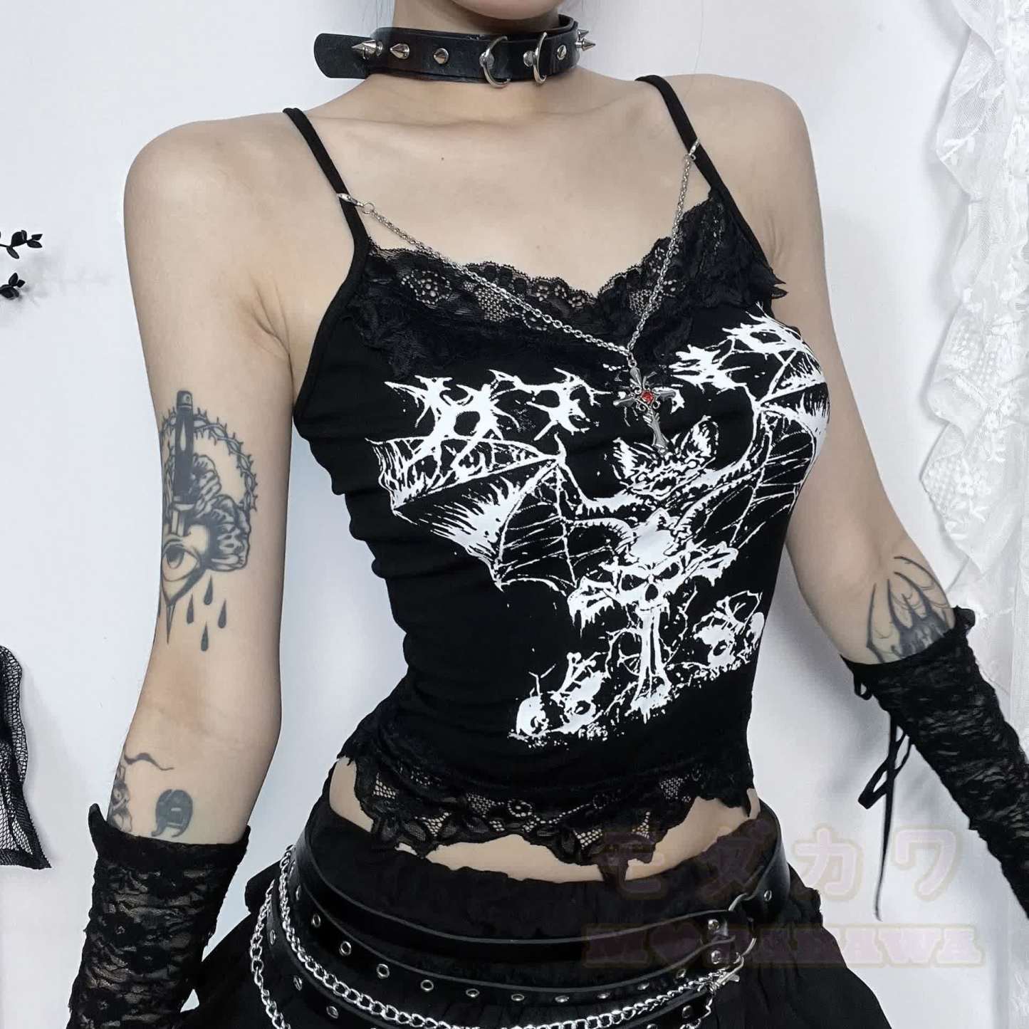 Gothic-Cami-Top mit schwarzem Fledermausprint und Kettenriemen - image 2