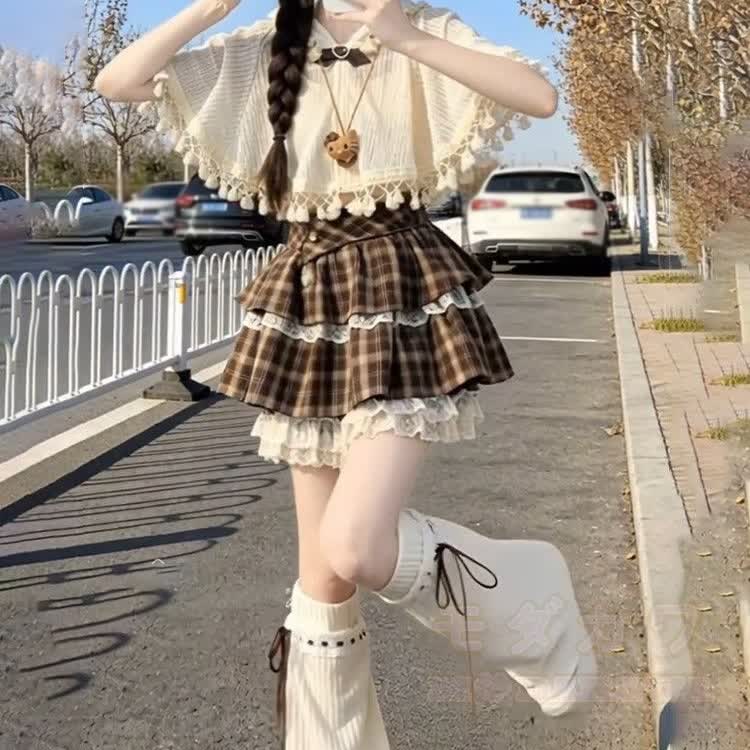 Fransencape-Top mit Camisole-Top, kariertem Minirock und Stulpen – vierteiliges Set - image 2