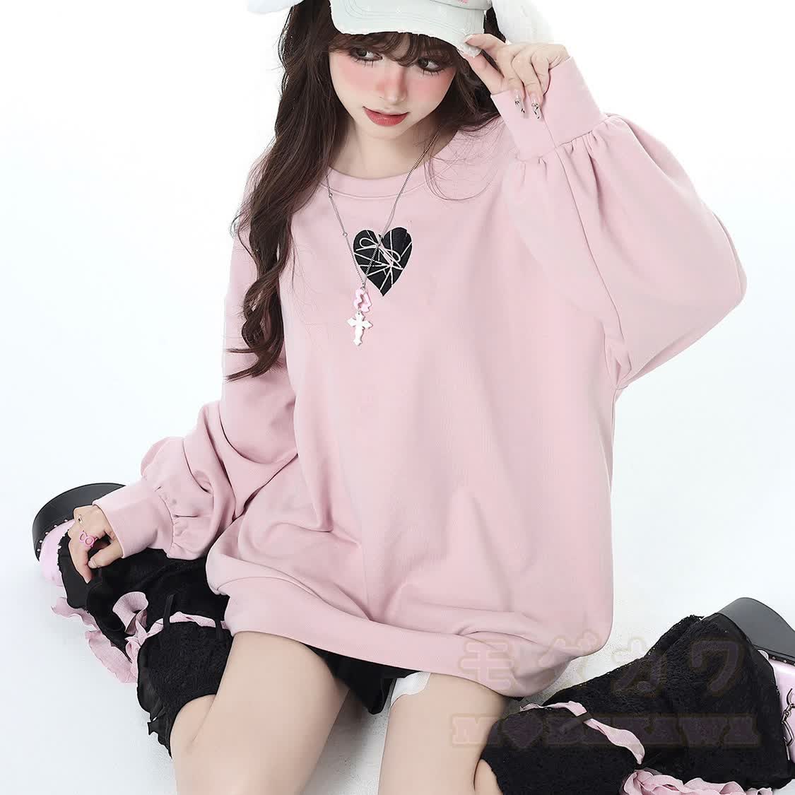 Zweiteiliges Set aus Sweatshirt mit Herzmuster und Schleife vorne, Rundhalsausschnitt und Minirock - image 4
