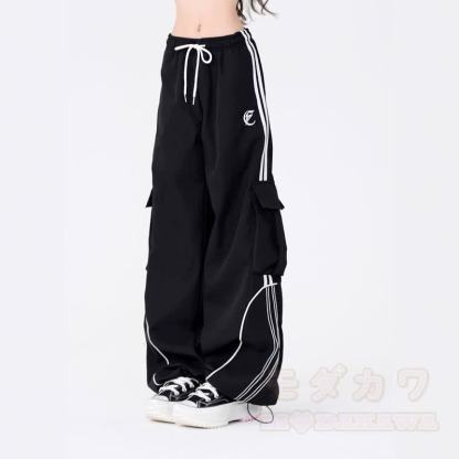 Zweiteiliges Set bestehend aus Kapuzenpullover und schmal geschnittener Cargohose - image 4