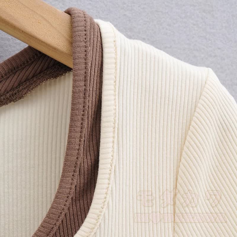 Zweiteiliges Set aus Farben abgesetztem Kurzarm-Top und locker sitzender kurzer Latzhose - image 3