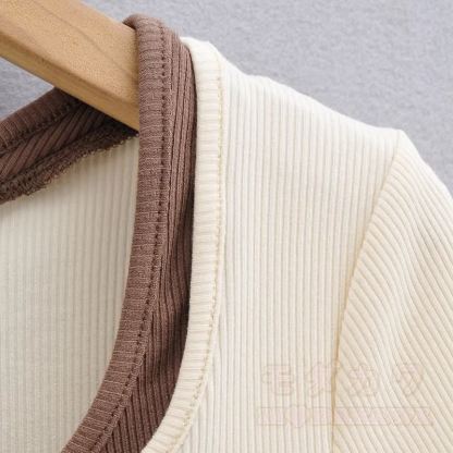 Zweiteiliges Set aus Farben abgesetztem Kurzarm-Top und locker sitzender kurzer Latzhose - image 3