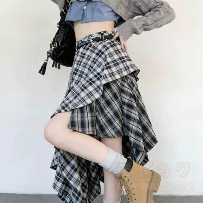Zweiteiliges Set im Preppy-Stil: Kurzarmhemd und karierter asymmetrischer Rock - image 4