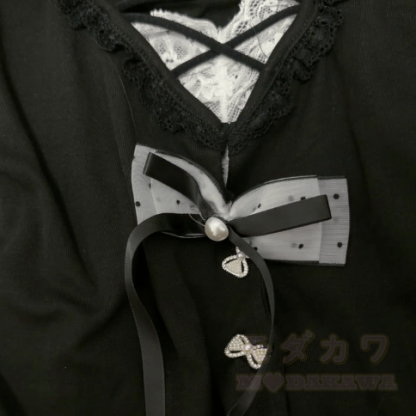 Schwarzes, zweiteiliges Set aus langärmeligem Top mit Schleife aus Spitze im Patchwork-Stil und Minirock - image 3