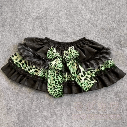 Zweiteiliges Set: Grünes V-Ausschnitt-Top mit Polka-Dots und Minirock mit Leopardenmuster - Rock - 2XL - image 6