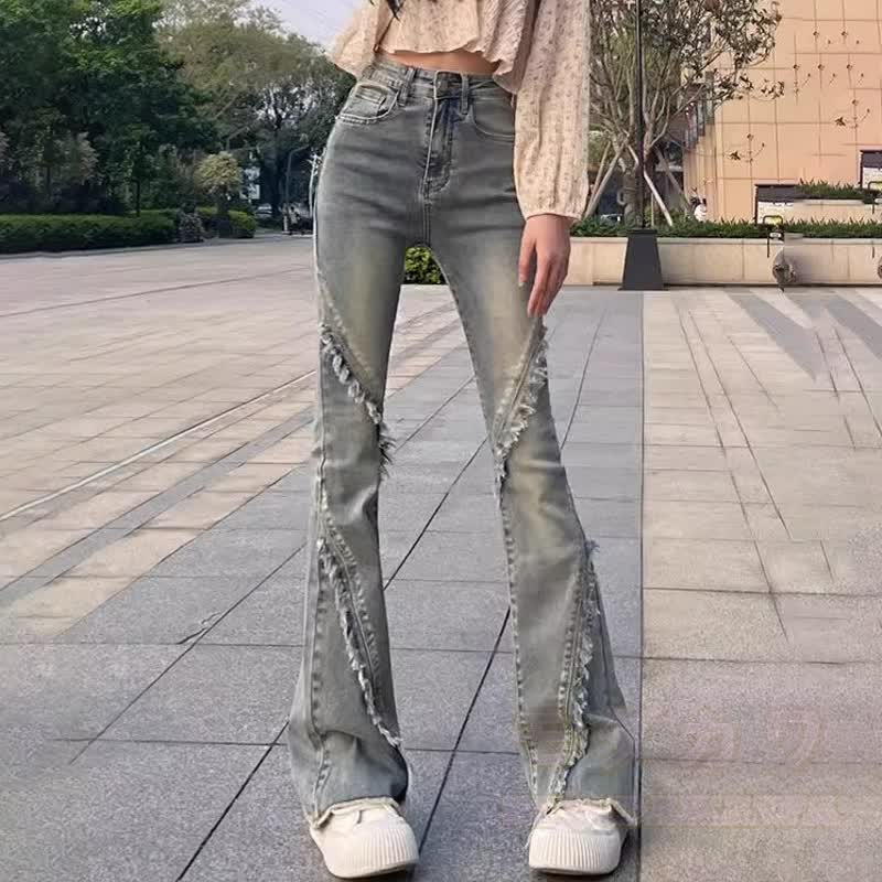 Zweiteiliges Set aus zerrissenem, asymmetrischem Strickoberteil mit langen Ärmeln und ausgestellten Jeans - image 4