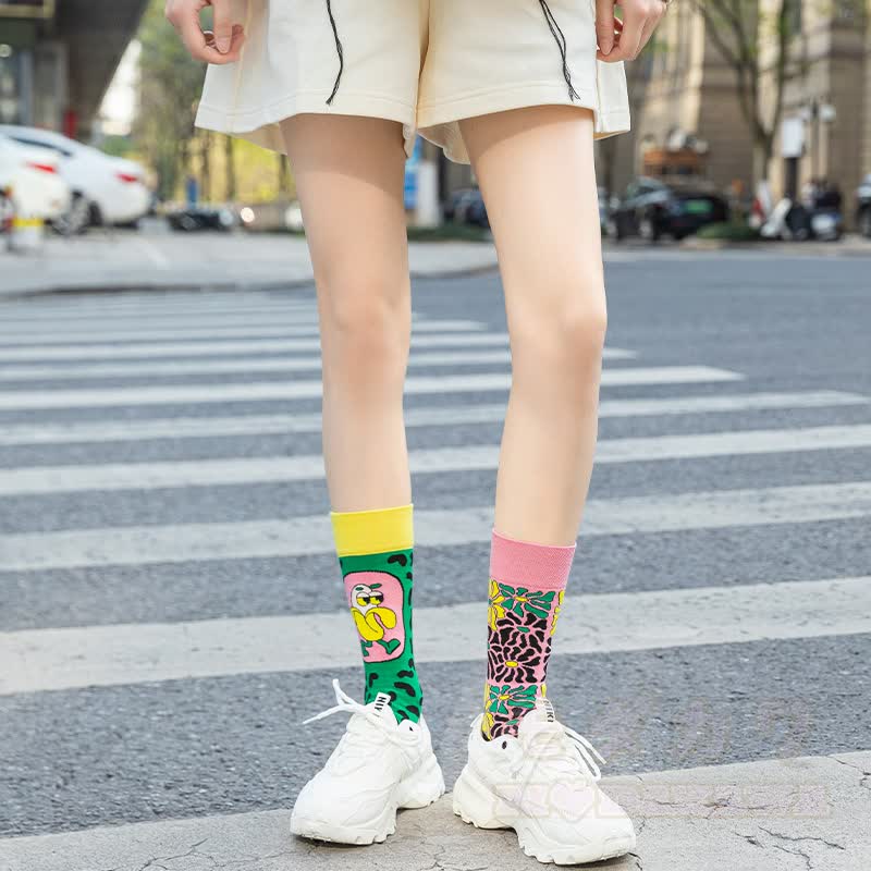 Bunte, asymmetrisch bedruckte Socken bis zur Wade - image 3