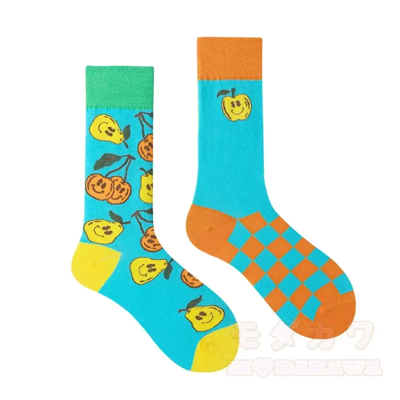 Bunte, asymmetrisch bedruckte Socken bis zur Wade - image 10