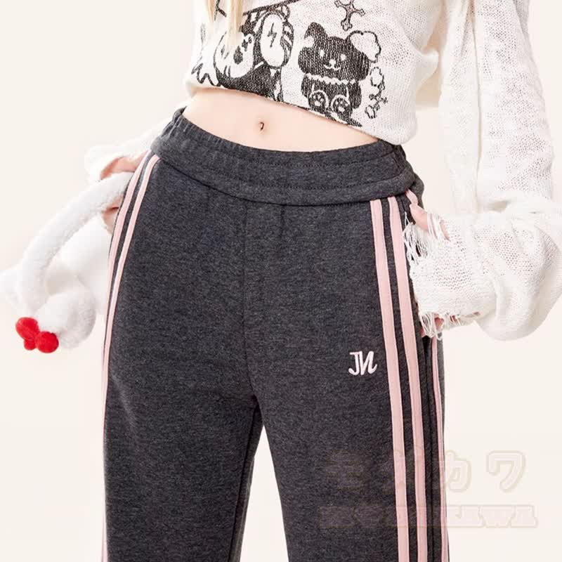 Lässige, schmal geschnittene lange Hose mit Streifen und seitlicher Schleife - image 6