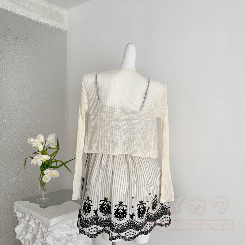 Elegantes zweiteiliges Set: Strickcardigan mit langen Ärmeln, Spitzenstickerei, Schleife und Kleid - image 3