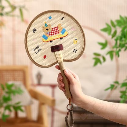 Niedlicher, handgewebter Strohfächer mit Tiermotiven im Cartoon-Stil und Umhängeband - Braun - image 4