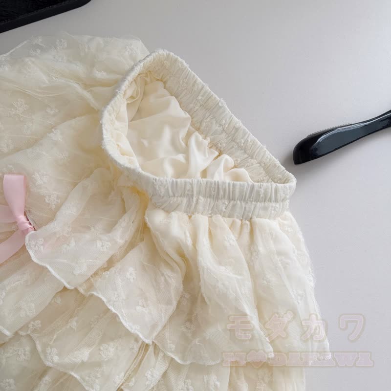 Zweiteiliges Set aus süßem, vorne mit Spitze gebundenem Kurzarmtop und mehrlagigem Rüschenrock - image 10