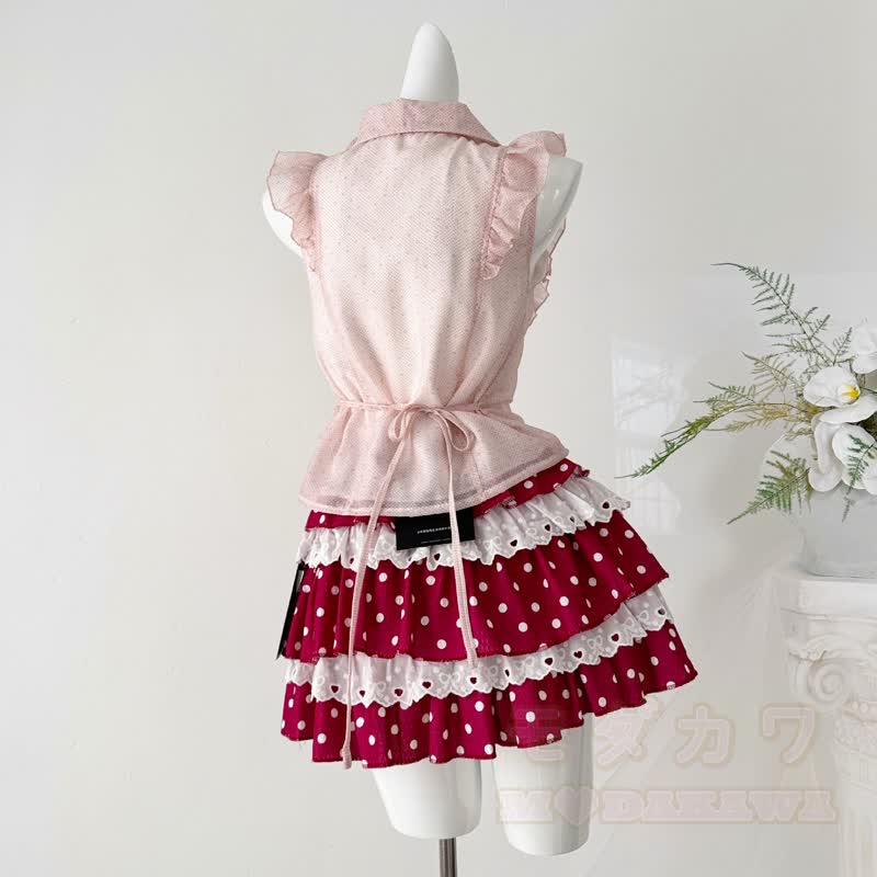 Zweiteiliges Set: Ärmelloses Top mit Schleife, gepunkteter Stufenrock aus Spitze und passendes Oberteil mit Polka-Dots. - image 7