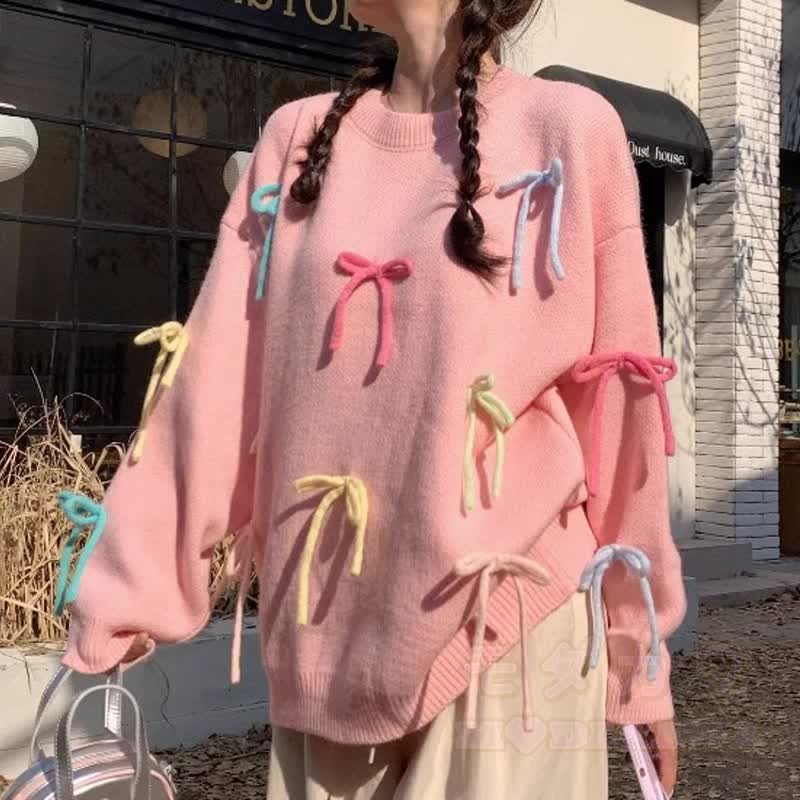 Zweiteiliges Set aus buntem, übergroßem Strickpullover mit Rundhalsausschnitt und passendem Lagenrock mit Schleife - image 2