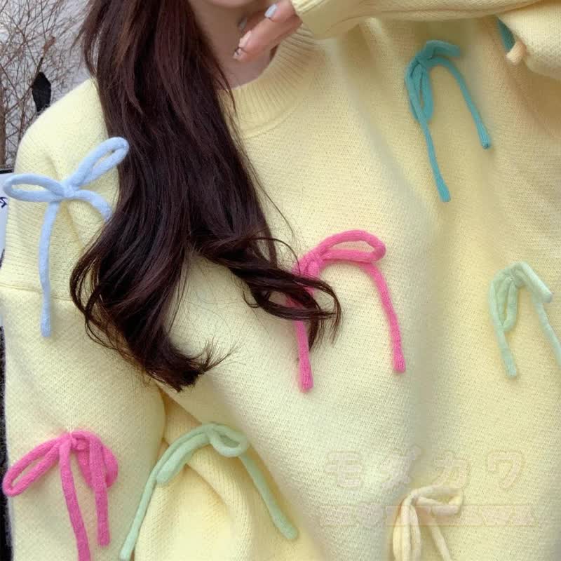 Zweiteiliges Set aus buntem, übergroßem Strickpullover mit Rundhalsausschnitt und passendem Lagenrock mit Schleife - image 4