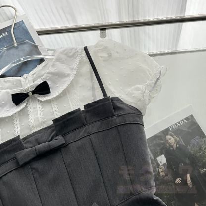 Zweiteiliges Set aus süßem Spitzen-Camisole mit Schleife und Faltenrock - image 8