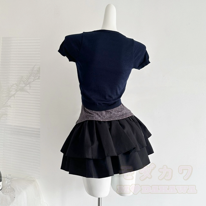 Dreiteiliges Set aus gepunktetem Top, geknoteter Kurzarm-Strickjacke und Stufenrock - image 3