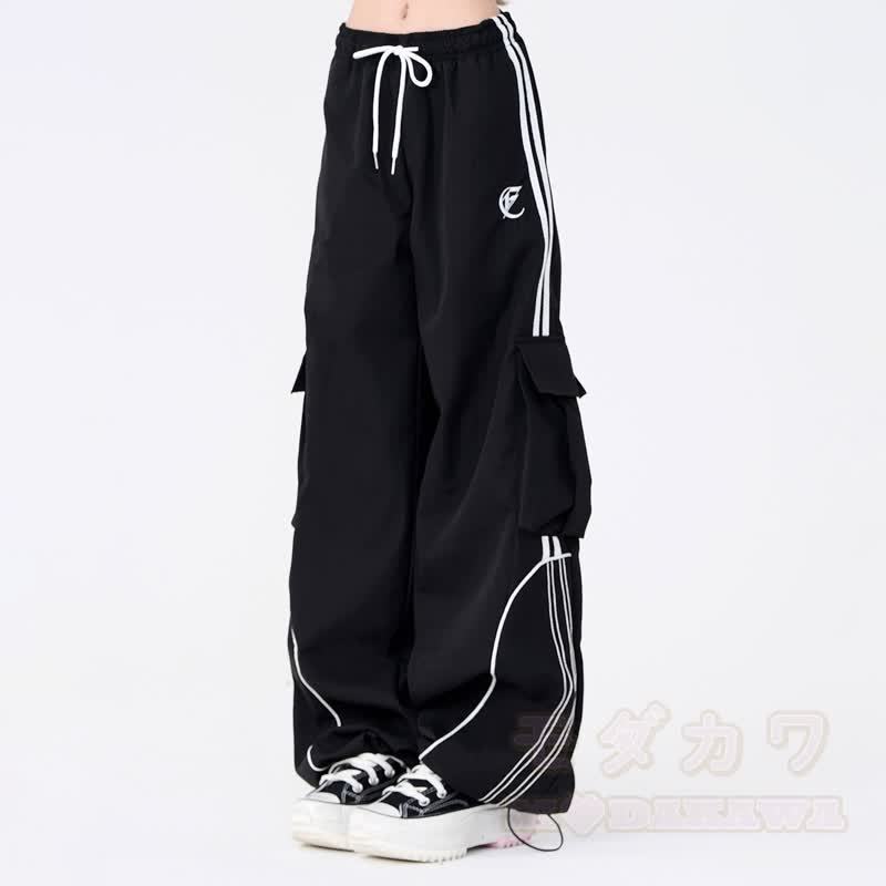 Zweiteiliges Set bestehend aus Hoodie mit Streifenmuster und Cargohose mit weitem Bein und Cargohose mit Cargo-Motiv und Hasenprint - image 5