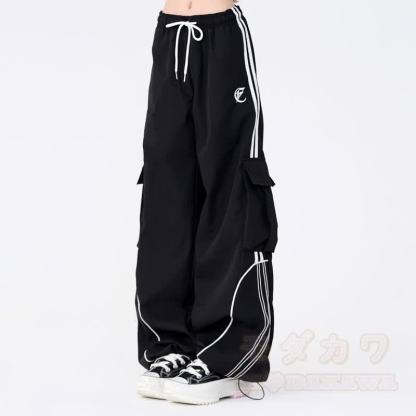 Zweiteiliges Set bestehend aus Hoodie mit Streifenmuster und Cargohose mit weitem Bein und Cargohose mit Cargo-Motiv und Hasenprint - image 5