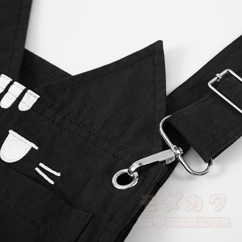 Hochwertige Latzhose mit niedlicher Katzenstickerei und Katzenanhänger - image 5