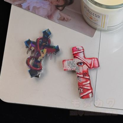 Haaraccessoire im Y2K-Stil mit dunklem Blutmuster und Kreuzform - image 2