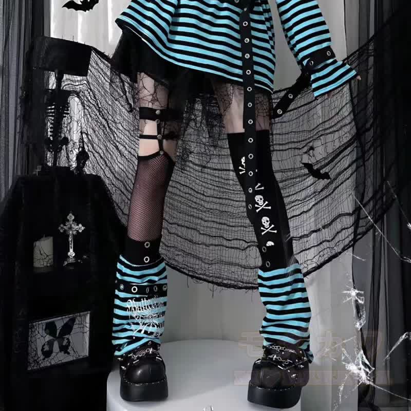 Gothic-Streifen-T-Shirt mit schulterfreiem Ausschnitt, langen Ärmeln und Beinstulpen - image 7