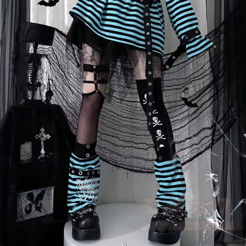 Gothic-Streifen-T-Shirt mit schulterfreiem Ausschnitt, langen Ärmeln und Beinstulpen - image 7