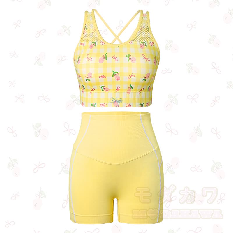 Gelbes Set aus bauchfreiem Tanktop mit Kirschmuster und hochgeschnittenen Shorts mit Vichy-Karo-Print - image 1