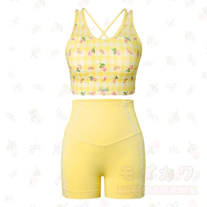 Gelbes Set aus bauchfreiem Tanktop mit Kirschmuster und hochgeschnittenen Shorts mit Vichy-Karo-Print - image 1