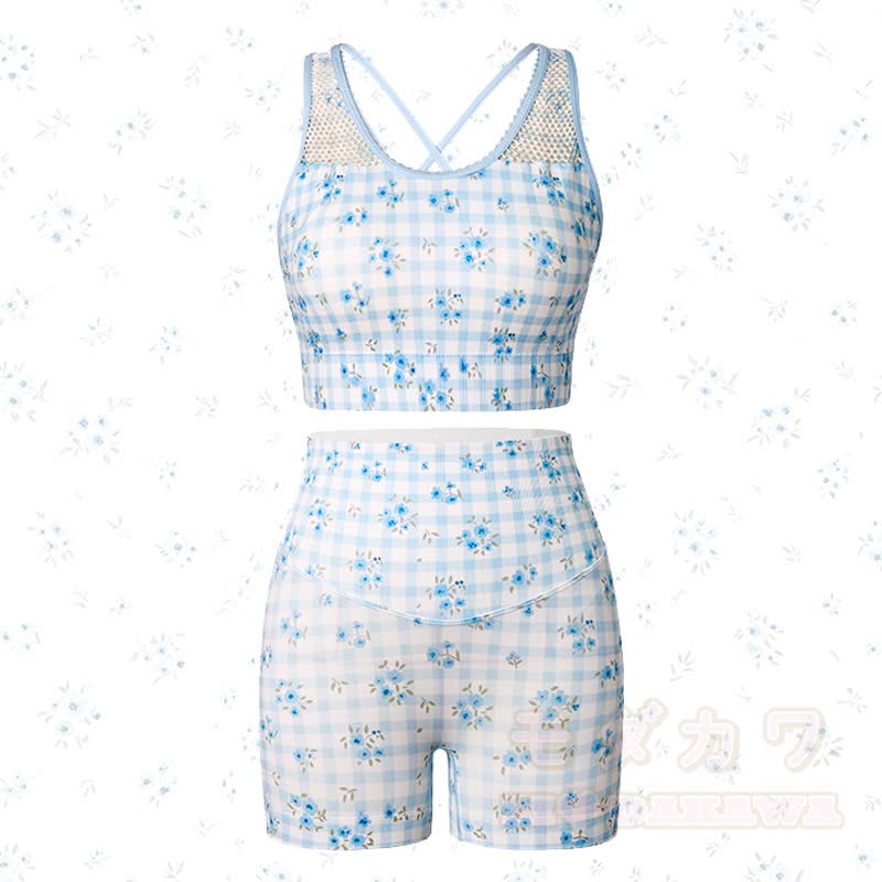 Zweiteiliges Set aus blauem, kariertem Crop-Top mit Blumenmuster, hochgeschnittenen Yoga-Shorts und Tanktop. - image 1