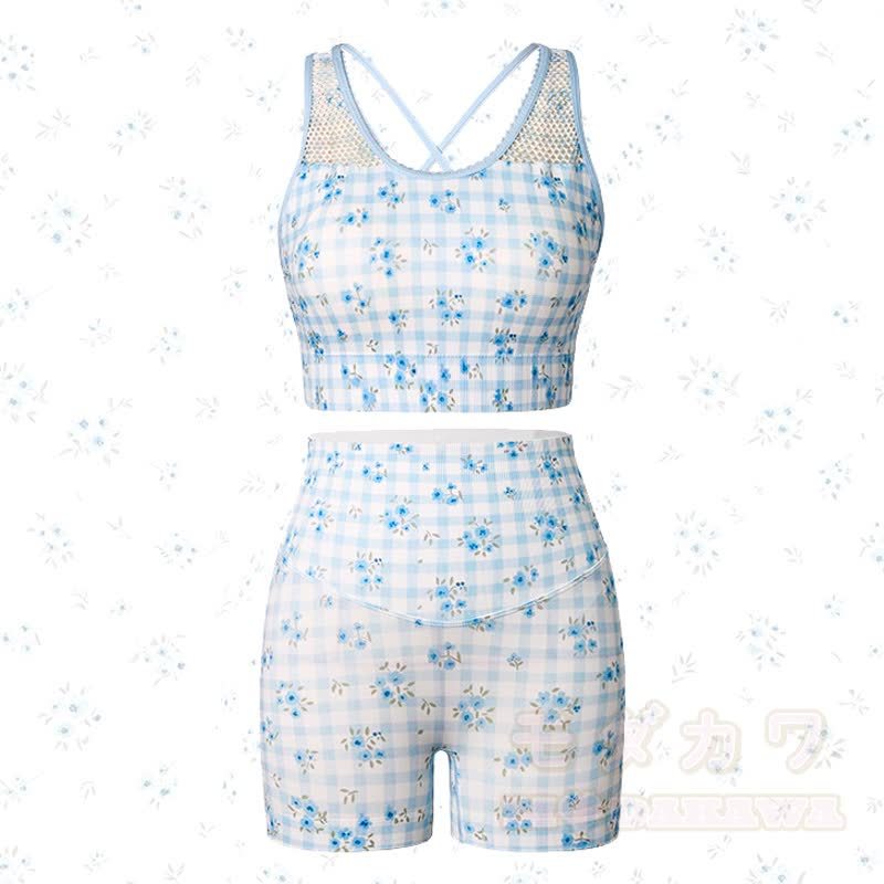 Zweiteiliges Set aus blauem, kariertem Crop-Top mit Blumenmuster, hochgeschnittenen Yoga-Shorts und Tanktop. - image 1