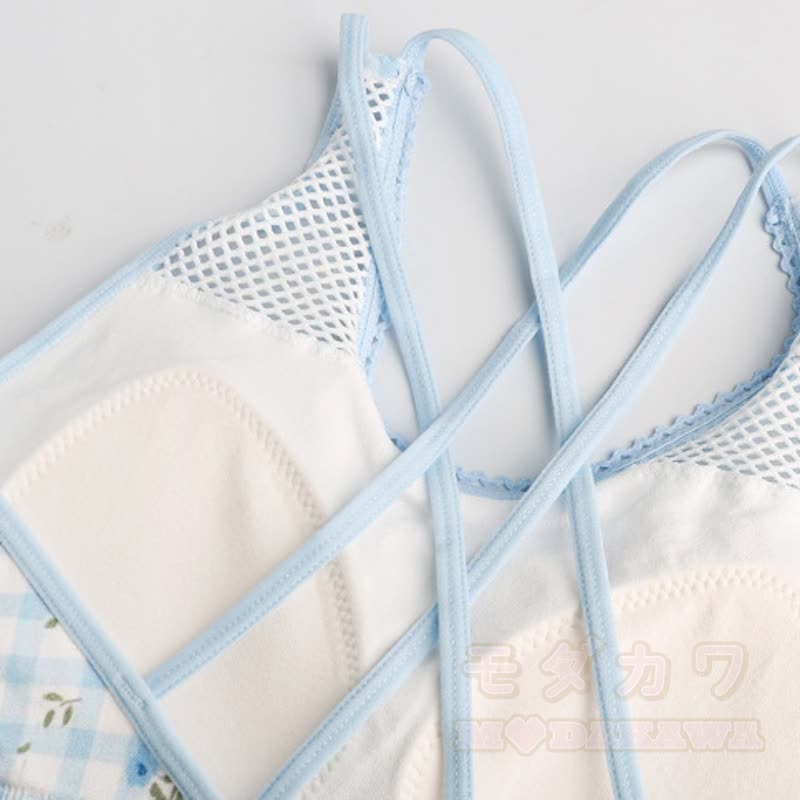 Zweiteiliges Set aus blauem, kariertem Crop-Top mit Blumenmuster, hochgeschnittenen Yoga-Shorts und Tanktop. - image 4
