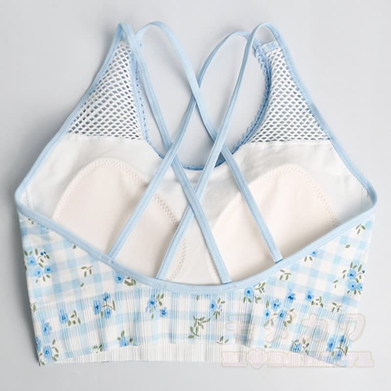 Zweiteiliges Set aus blauem, kariertem Crop-Top mit Blumenmuster, hochgeschnittenen Yoga-Shorts und Tanktop. - image 3