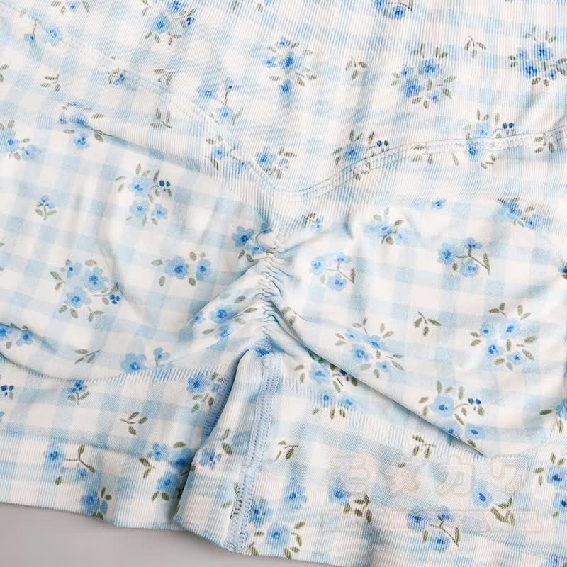 Zweiteiliges Set aus blauem, kariertem Crop-Top mit Blumenmuster, hochgeschnittenen Yoga-Shorts und Tanktop. - image 10