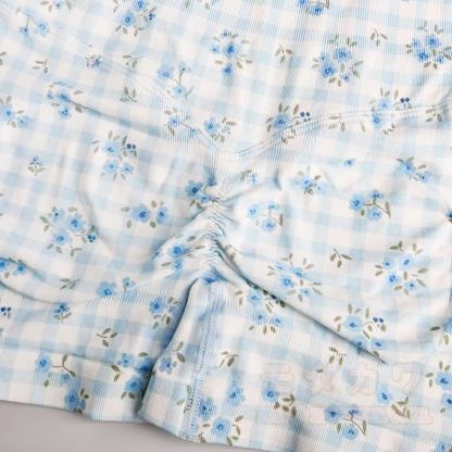 Zweiteiliges Set aus blauem, kariertem Crop-Top mit Blumenmuster, hochgeschnittenen Yoga-Shorts und Tanktop. - image 10