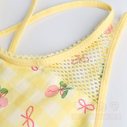 Gelbes Set aus bauchfreiem Tanktop mit Kirschmuster und hochgeschnittenen Shorts mit Vichy-Karo-Print - image 4