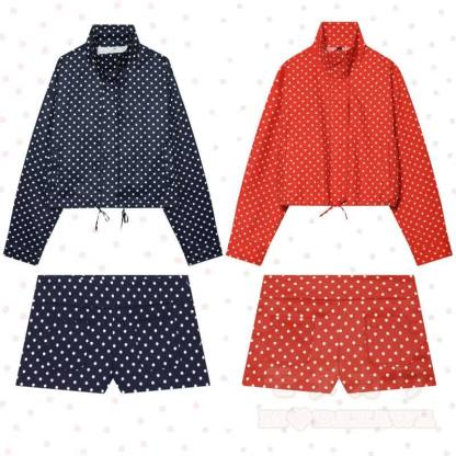 Zweiteiliges Set aus gepunkteter Stehkragenjacke und Shorts - image 1
