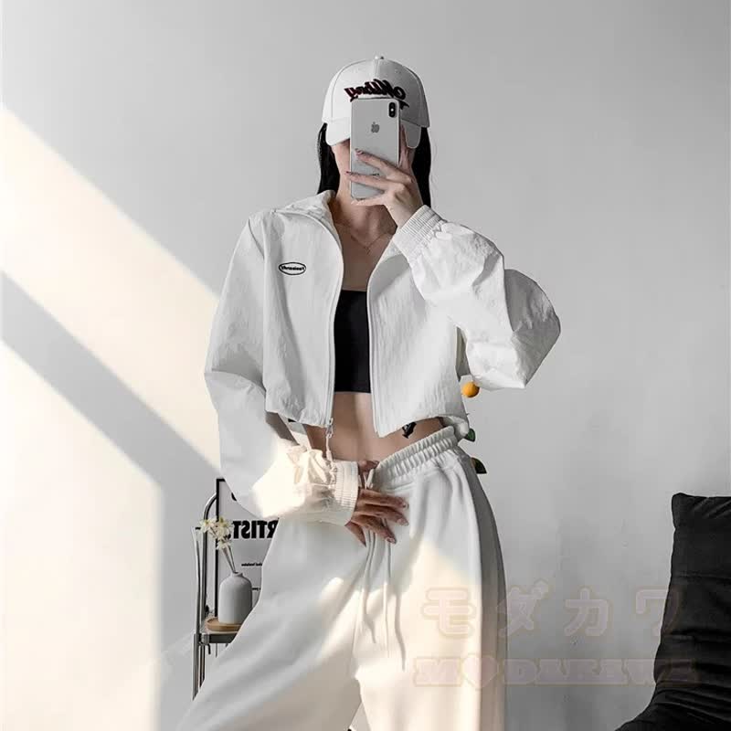 Lässige, kurze Jacke mit Reißverschluss und Stehkragen - image 2