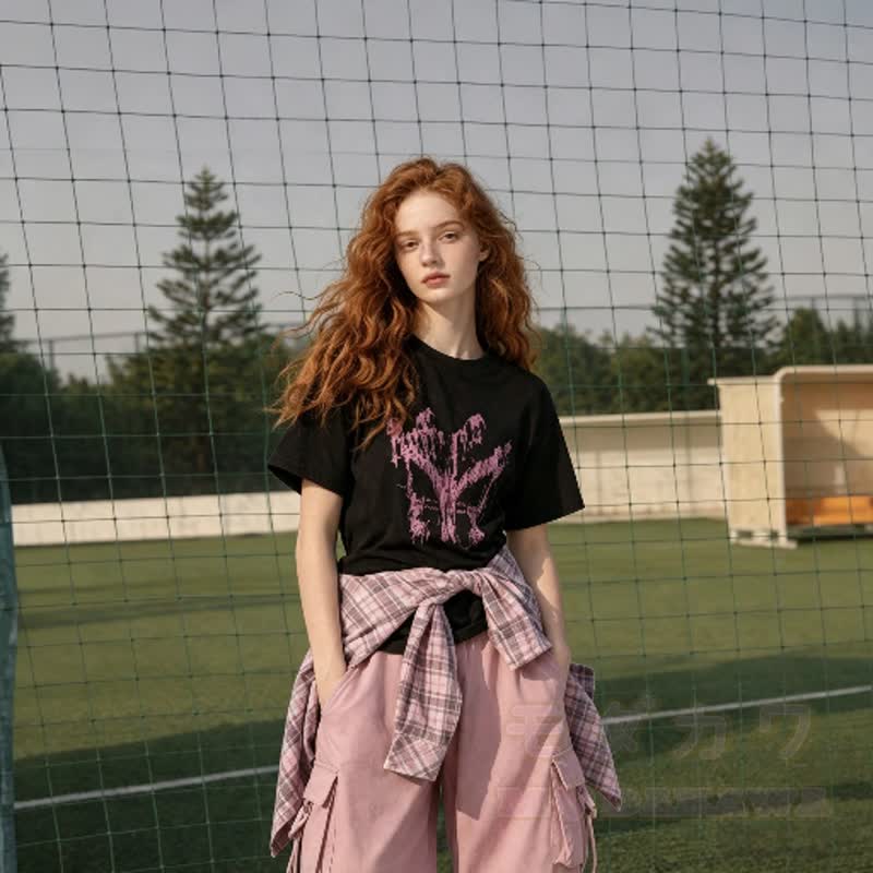 Dreiteiliges Set: Lässiges T-Shirt mit Schmetterlingsmuster, kariertes Hemd, Cargohose mit weitem Bein und passendes Hemd - image 2