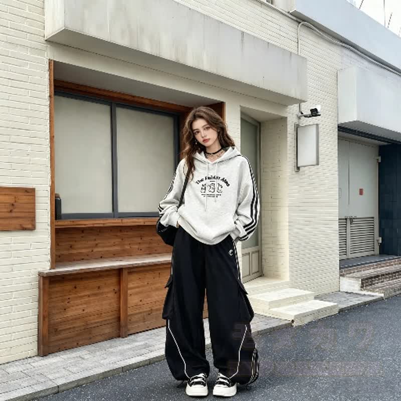 Zweiteiliges Set bestehend aus Hoodie mit Streifenmuster und Cargohose mit weitem Bein und Cargohose mit Cargo-Motiv und Hasenprint - image 2