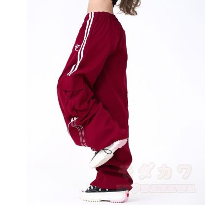 Zweiteiliges Set aus zweiteiligem Oberteil mit Katzenprint, schulterfreiem Off-Shoulder-Top und Cargohose - image 9