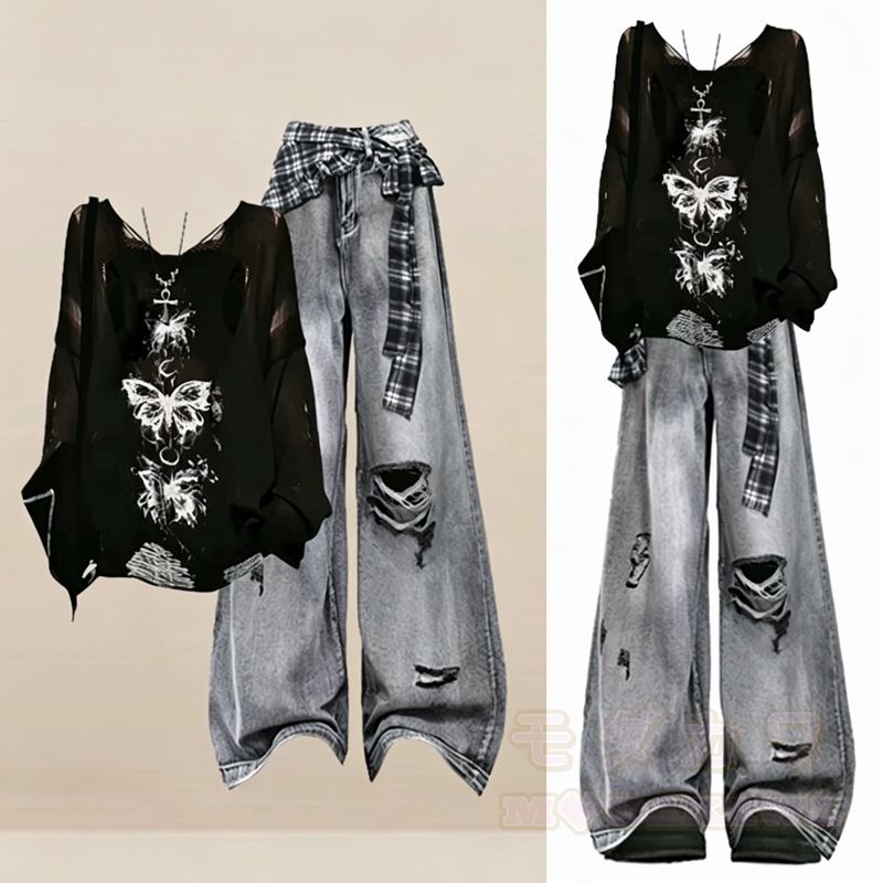 Zweiteiliges Set: Langärmliges Oberteil mit Schmetterlingsprint im Y2K Gothic-Stil, dazu zerrissene Jeans. - image 1