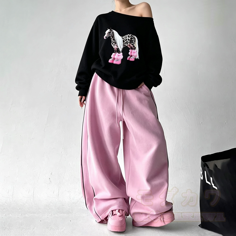 Zweiteiliges Set aus Sweatshirt mit Y2K Pferdeprint, schulterfreiem Oberteil und Hose mit Kordelzug - image 1