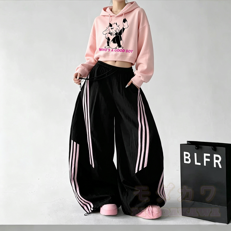 Zweiteiliges Set aus kurzem Hoodie mit Ziegenprint und gestreifter, weit geschnittener Hose - image 1